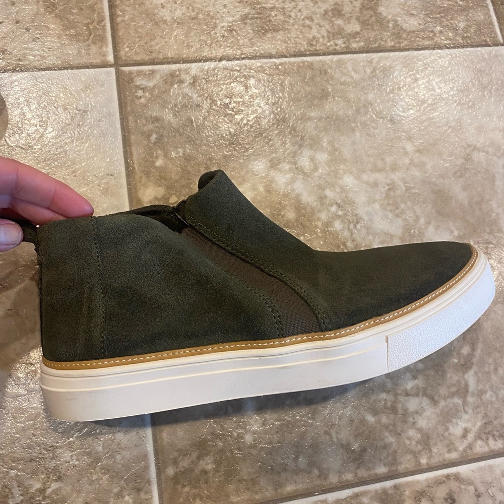 Toms like new Forest Green Suede Men's High-Top Sneakers